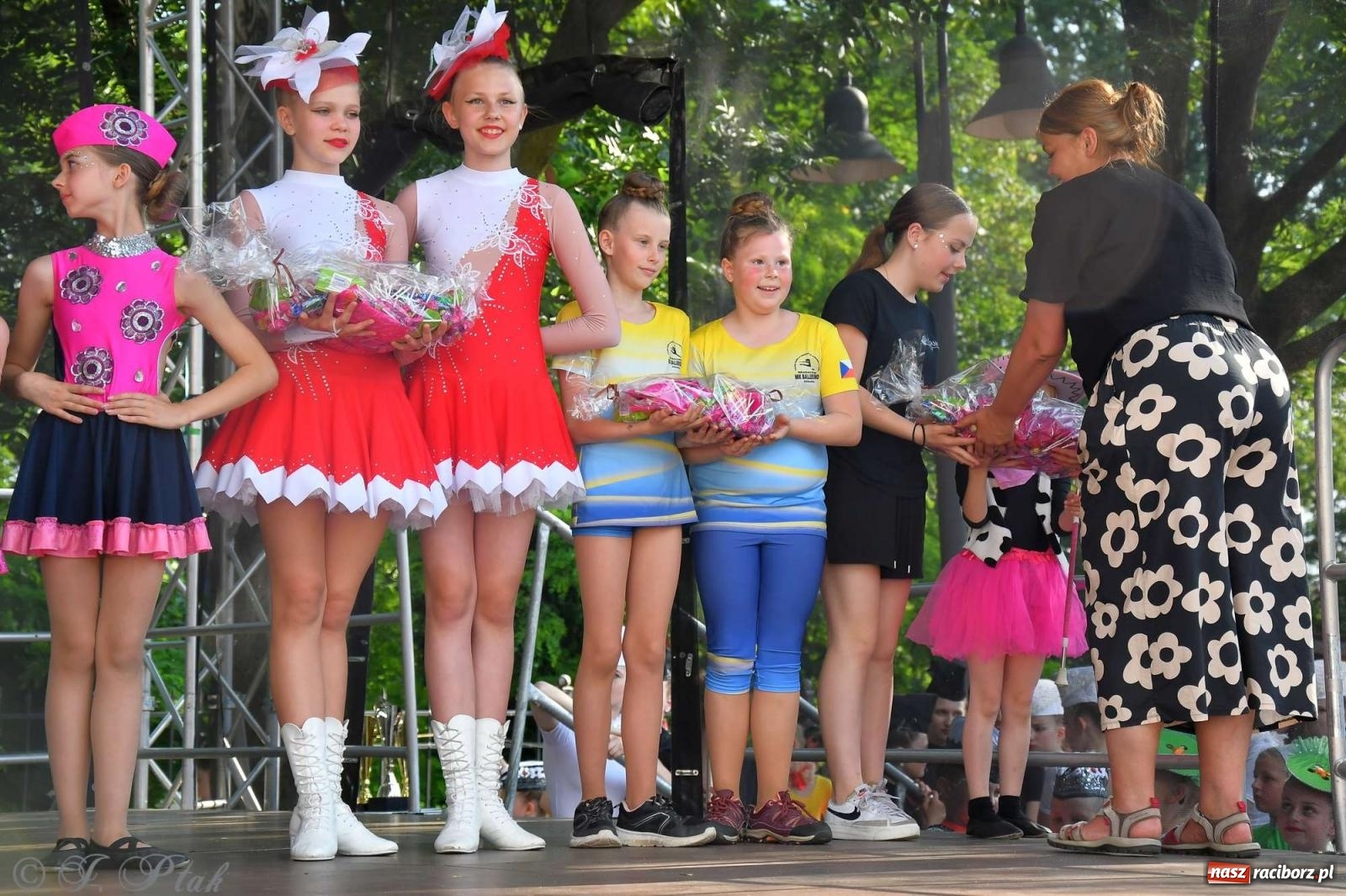 Zdjęcie w galerii na portalu naszraciborz.pl: Roztańczony raciborski zamek, czyli mażoretkowy zawrót głowy [FOTO i WIDEO] wiadomości z regionu