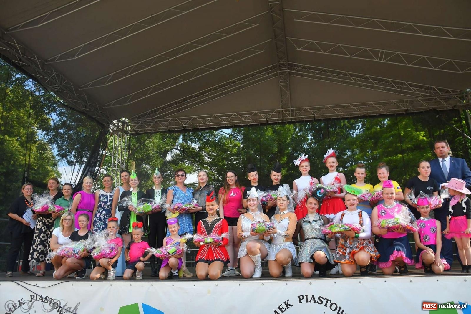 Zdjęcie w galerii na portalu naszraciborz.pl: Roztańczony raciborski zamek, czyli mażoretkowy zawrót głowy [FOTO i WIDEO] wiadomości z regionu