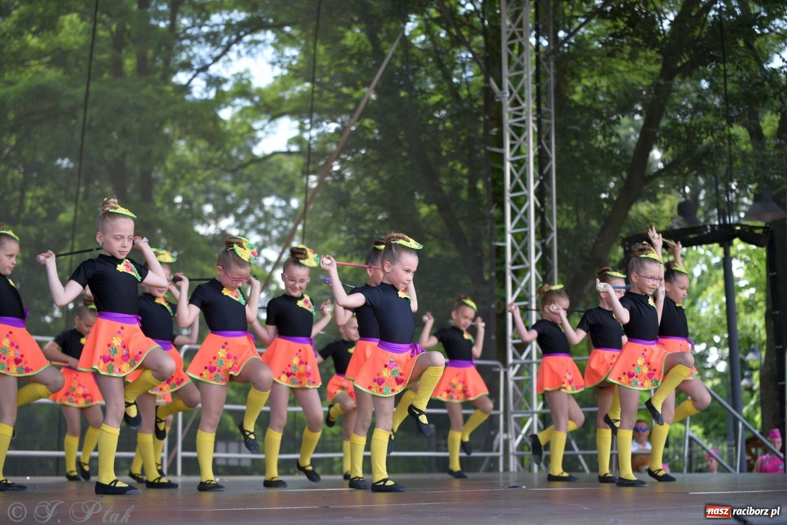 Zdjęcie w galerii na portalu naszraciborz.pl: Roztańczony raciborski zamek, czyli mażoretkowy zawrót głowy [FOTO i WIDEO] wiadomości z regionu