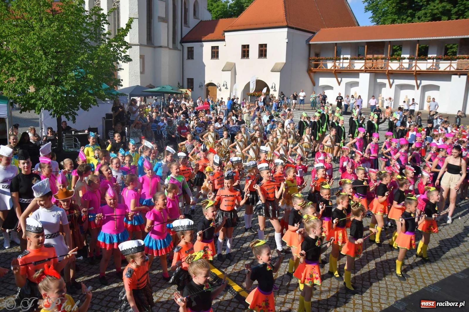 Zdjęcie w galerii na portalu naszraciborz.pl: Roztańczony raciborski zamek, czyli mażoretkowy zawrót głowy [FOTO i WIDEO] wiadomości z regionu