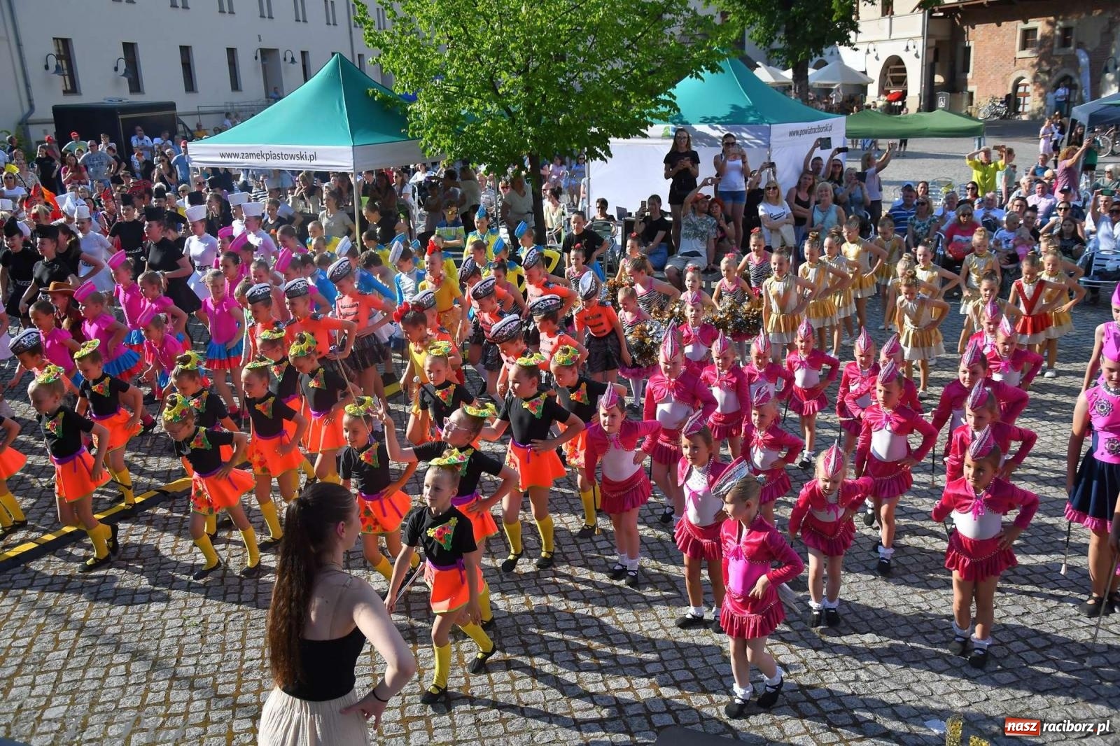 Zdjęcie w galerii na portalu naszraciborz.pl: Roztańczony raciborski zamek, czyli mażoretkowy zawrót głowy [FOTO i WIDEO] wiadomości z regionu