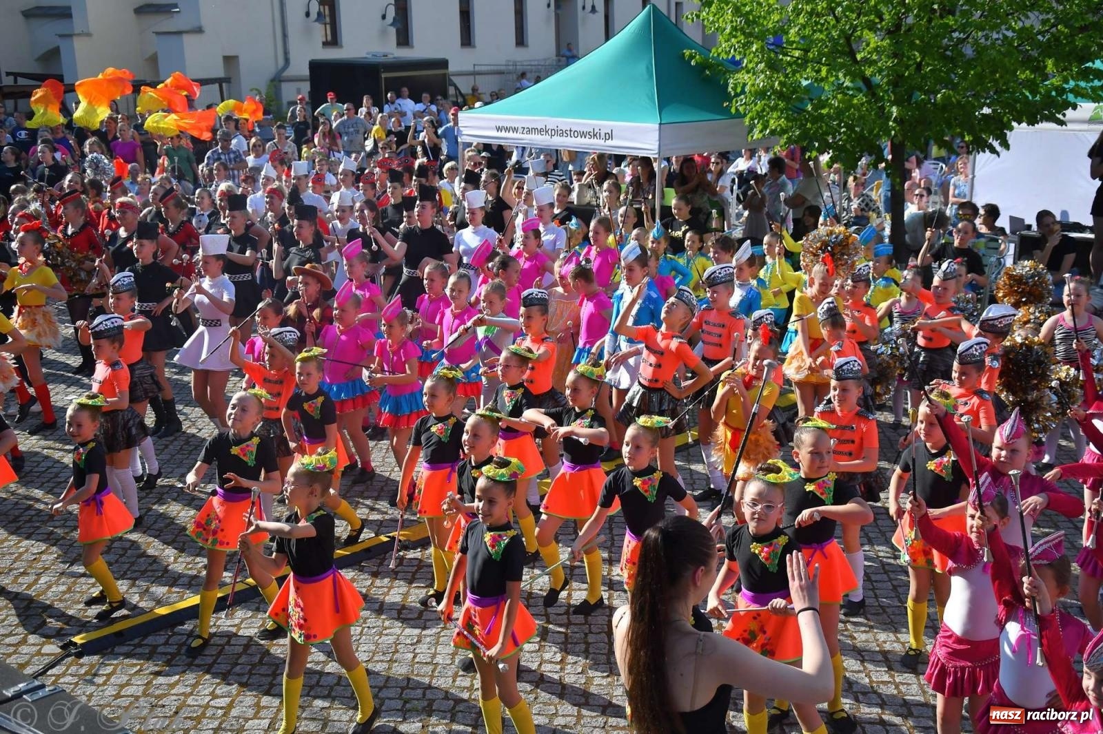 Zdjęcie w galerii na portalu naszraciborz.pl: Roztańczony raciborski zamek, czyli mażoretkowy zawrót głowy [FOTO i WIDEO] wiadomości z regionu