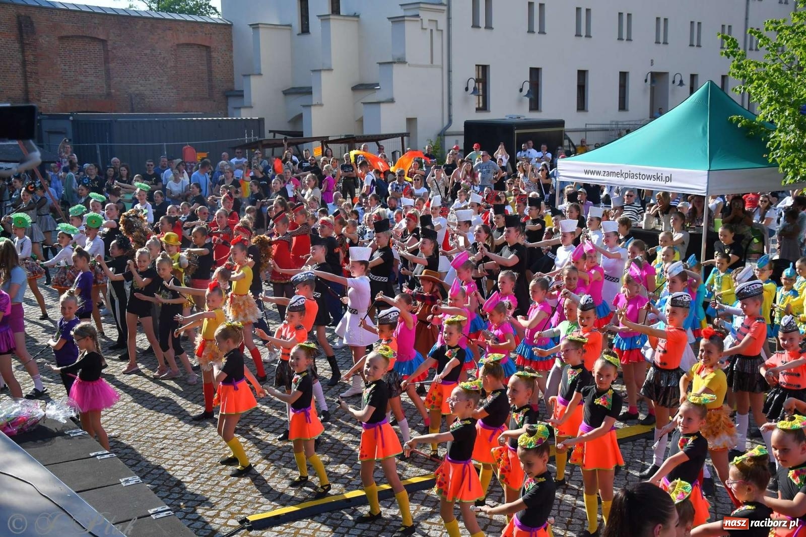 Zdjęcie w galerii na portalu naszraciborz.pl: Roztańczony raciborski zamek, czyli mażoretkowy zawrót głowy [FOTO i WIDEO] wiadomości z regionu