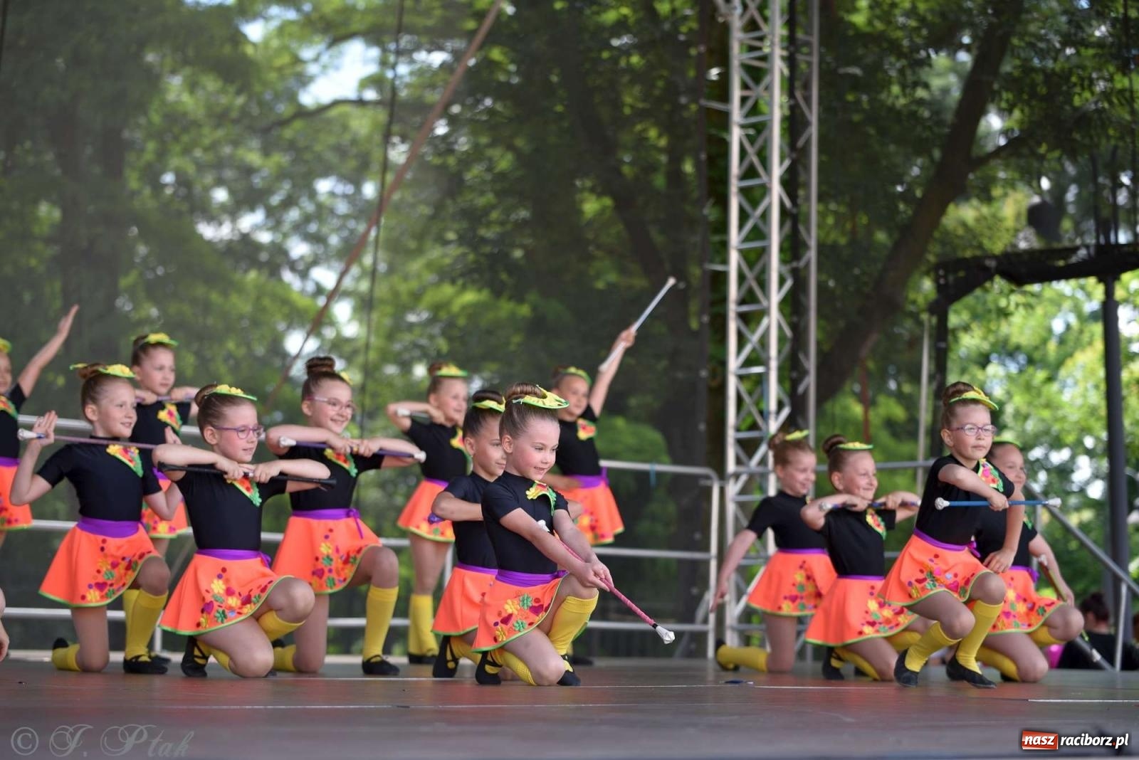 Zdjęcie w galerii na portalu naszraciborz.pl: Roztańczony raciborski zamek, czyli mażoretkowy zawrót głowy [FOTO i WIDEO] wiadomości z regionu