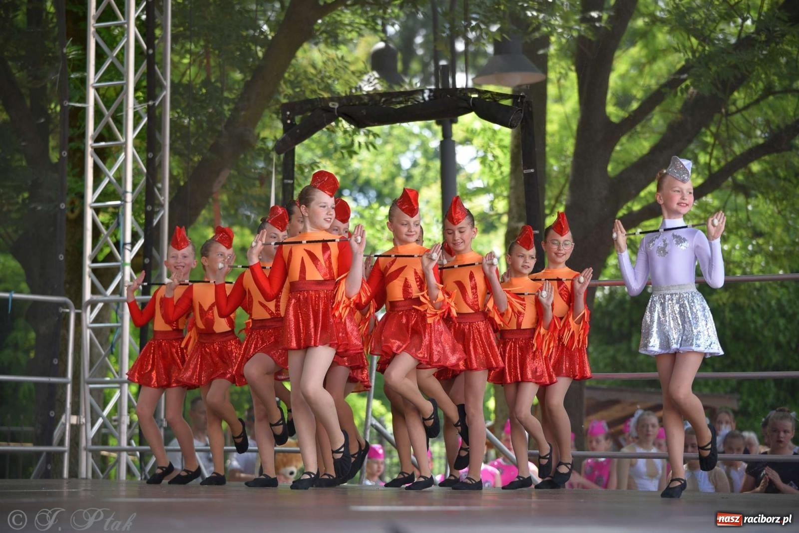 Zdjęcie w galerii na portalu naszraciborz.pl: Roztańczony raciborski zamek, czyli mażoretkowy zawrót głowy [FOTO i WIDEO] wiadomości z regionu