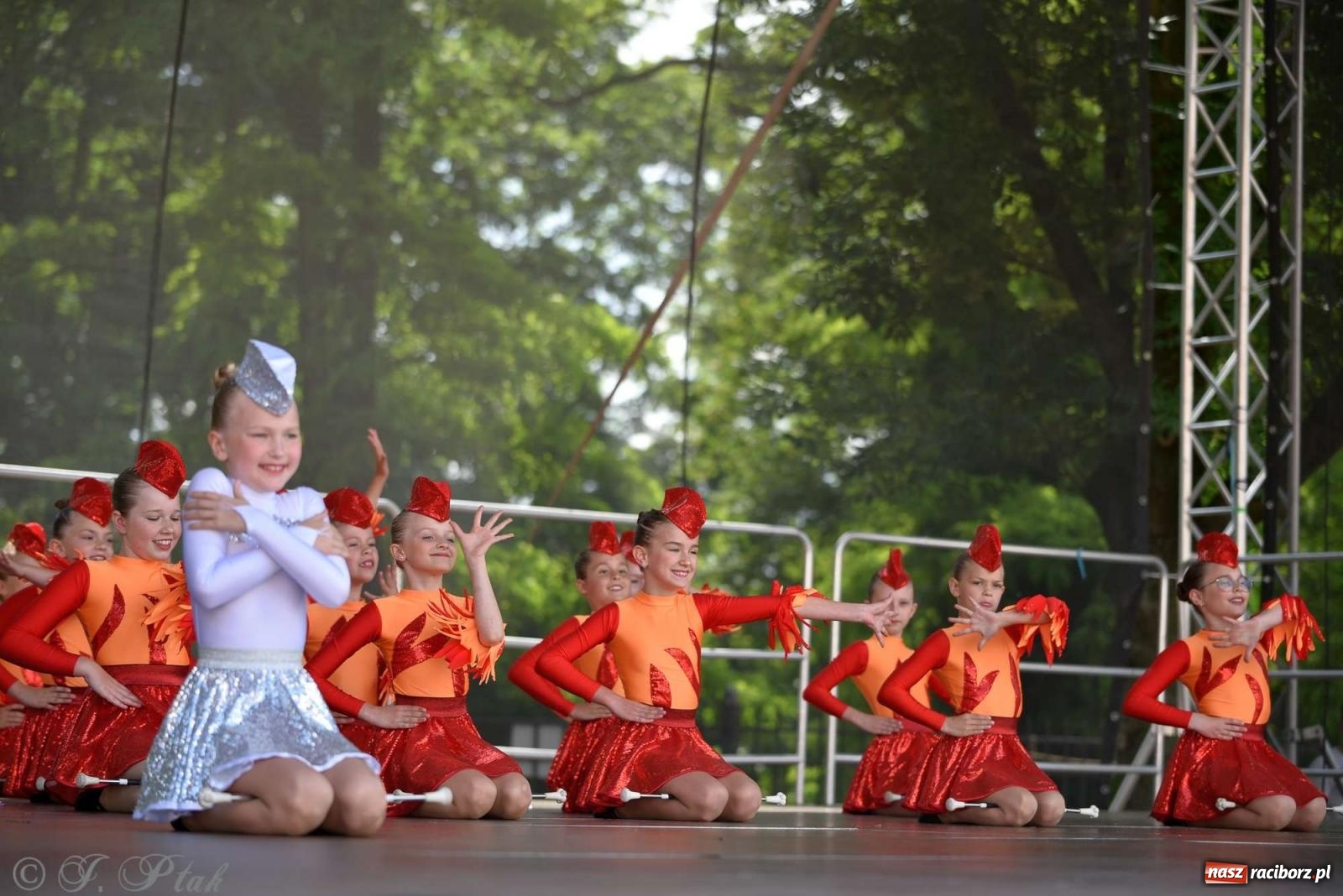 Zdjęcie w galerii na portalu naszraciborz.pl: Roztańczony raciborski zamek, czyli mażoretkowy zawrót głowy [FOTO i WIDEO] wiadomości z regionu