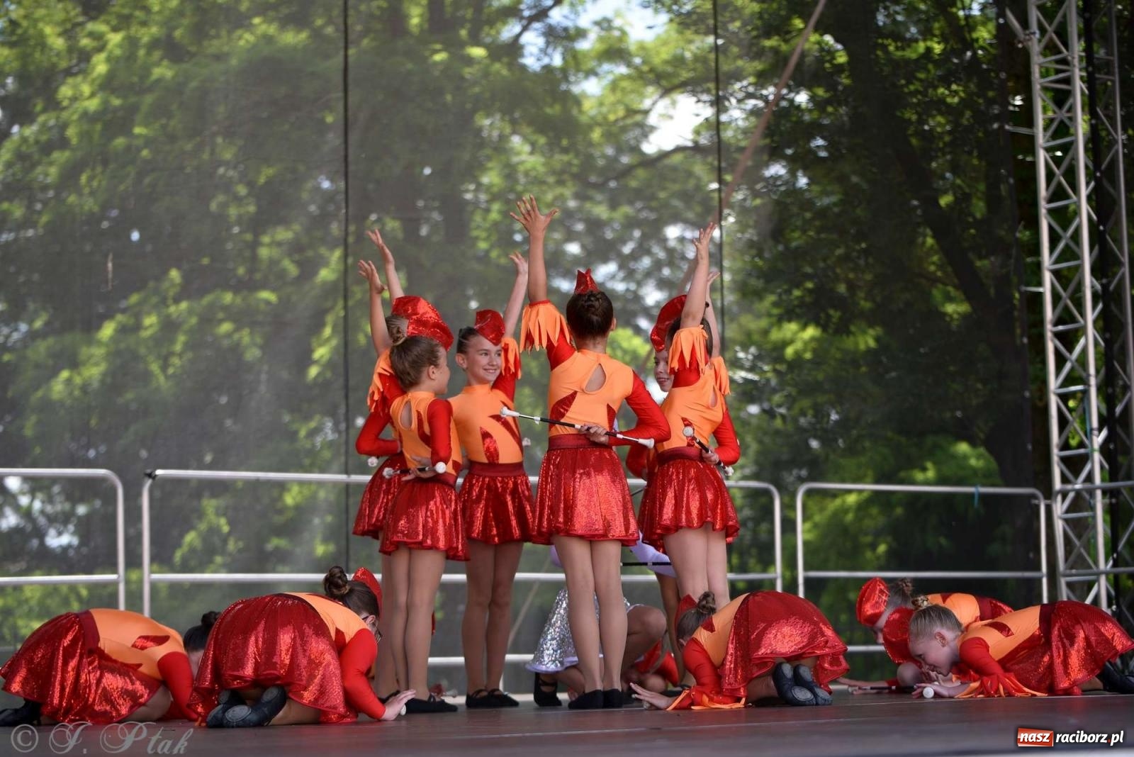 Zdjęcie w galerii na portalu naszraciborz.pl: Roztańczony raciborski zamek, czyli mażoretkowy zawrót głowy [FOTO i WIDEO] wiadomości z regionu