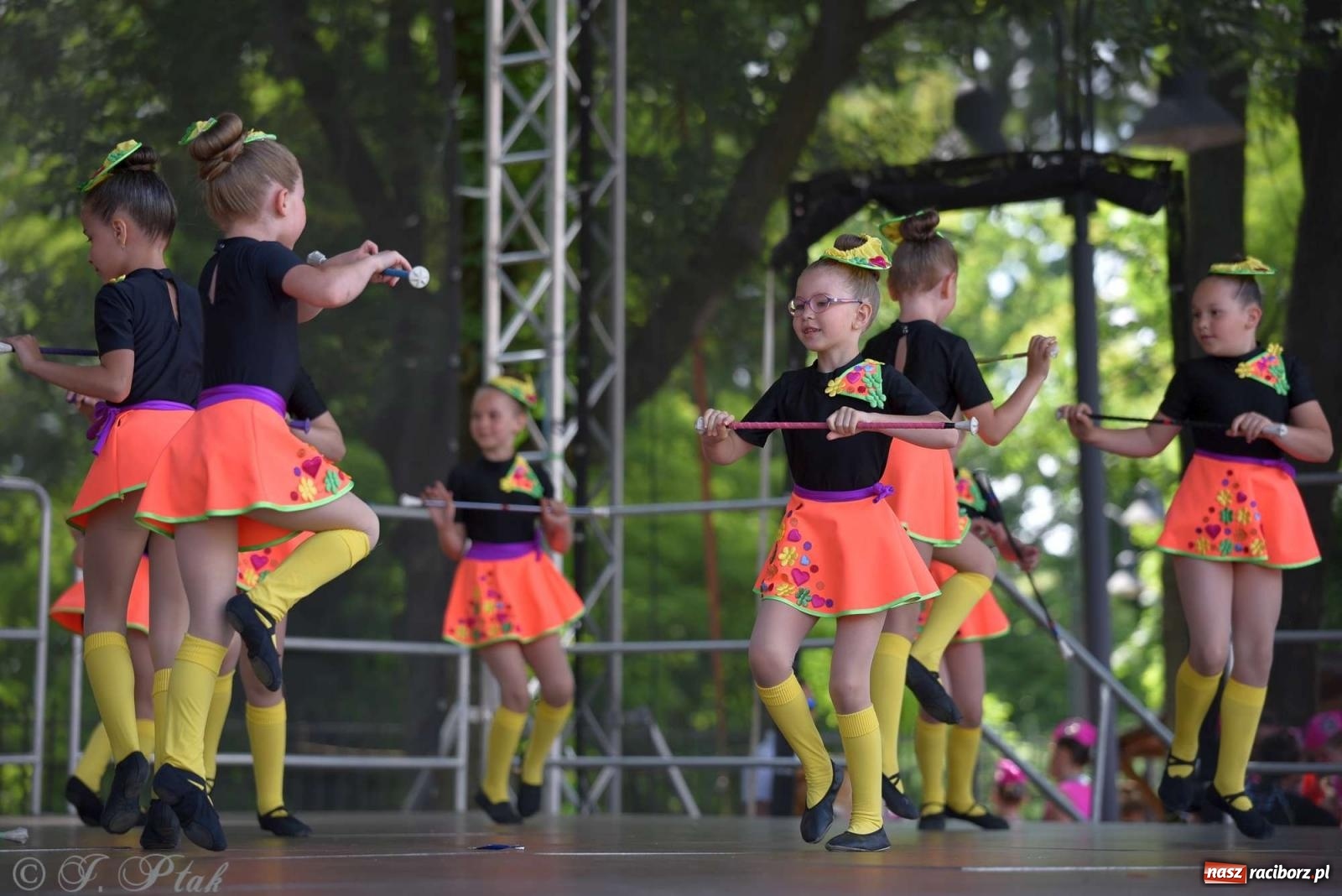 Zdjęcie w galerii na portalu naszraciborz.pl: Roztańczony raciborski zamek, czyli mażoretkowy zawrót głowy [FOTO i WIDEO] wiadomości z regionu