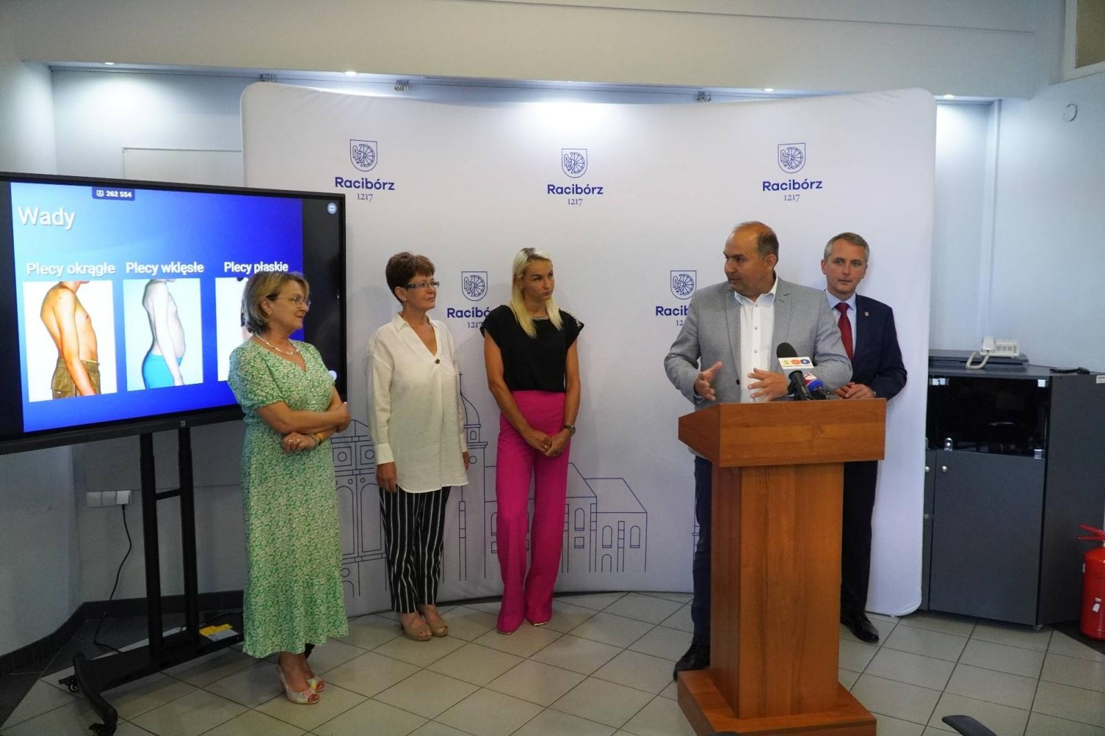 Zdjęcie w galerii na portalu naszraciborz.pl: Racibórz kontynuuje badania wad postawy u dzieci wiadomości z regionu