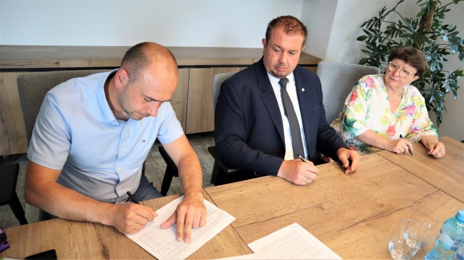 Zdjęcie w galerii na portalu naszraciborz.pl: Umowa na przebudowę drogi w Babicach podpisana wiadomości z regionu