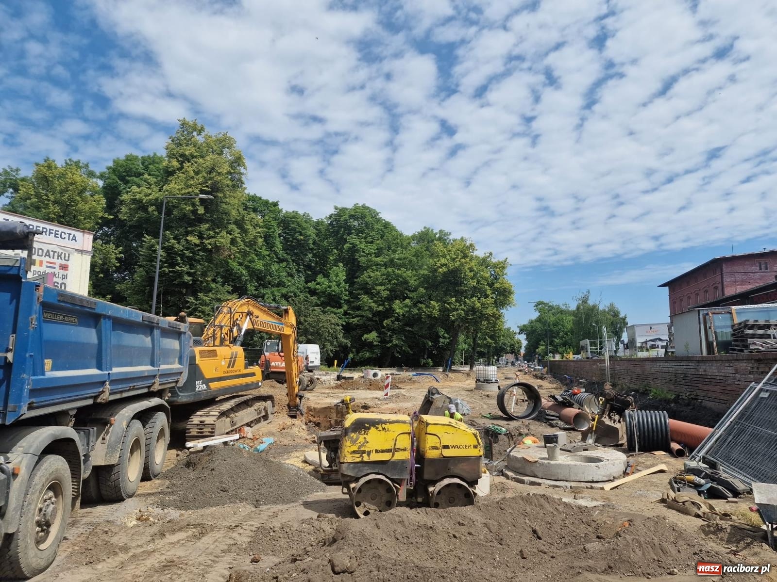 Zdjęcie w galerii na portalu naszraciborz.pl: Kolejowa zgodnie z planem. Robotnicy natrafili na stary kanał wiadomości z regionu