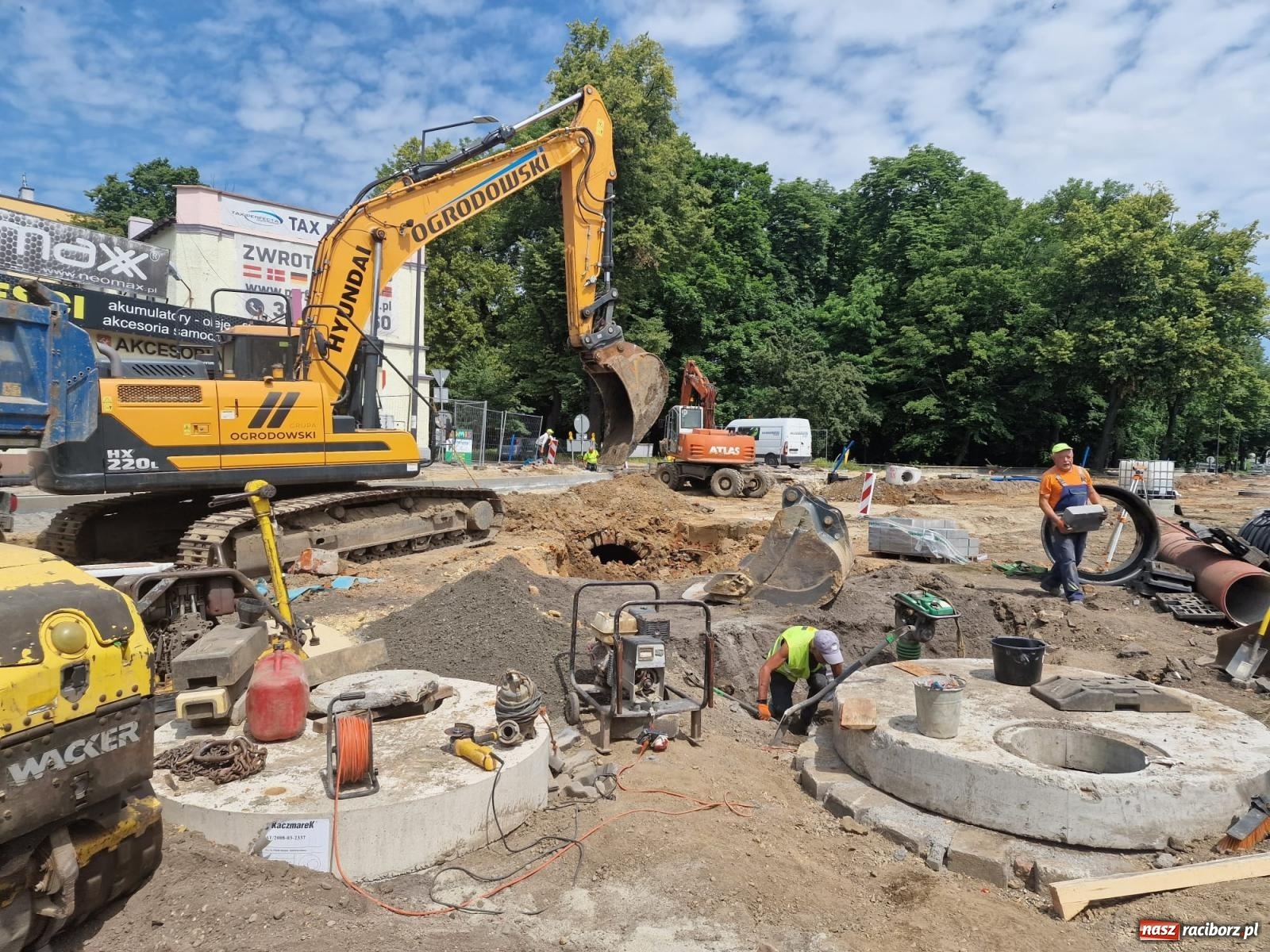 Zdjęcie w galerii na portalu naszraciborz.pl: Kolejowa zgodnie z planem. Robotnicy natrafili na stary kanał wiadomości z regionu