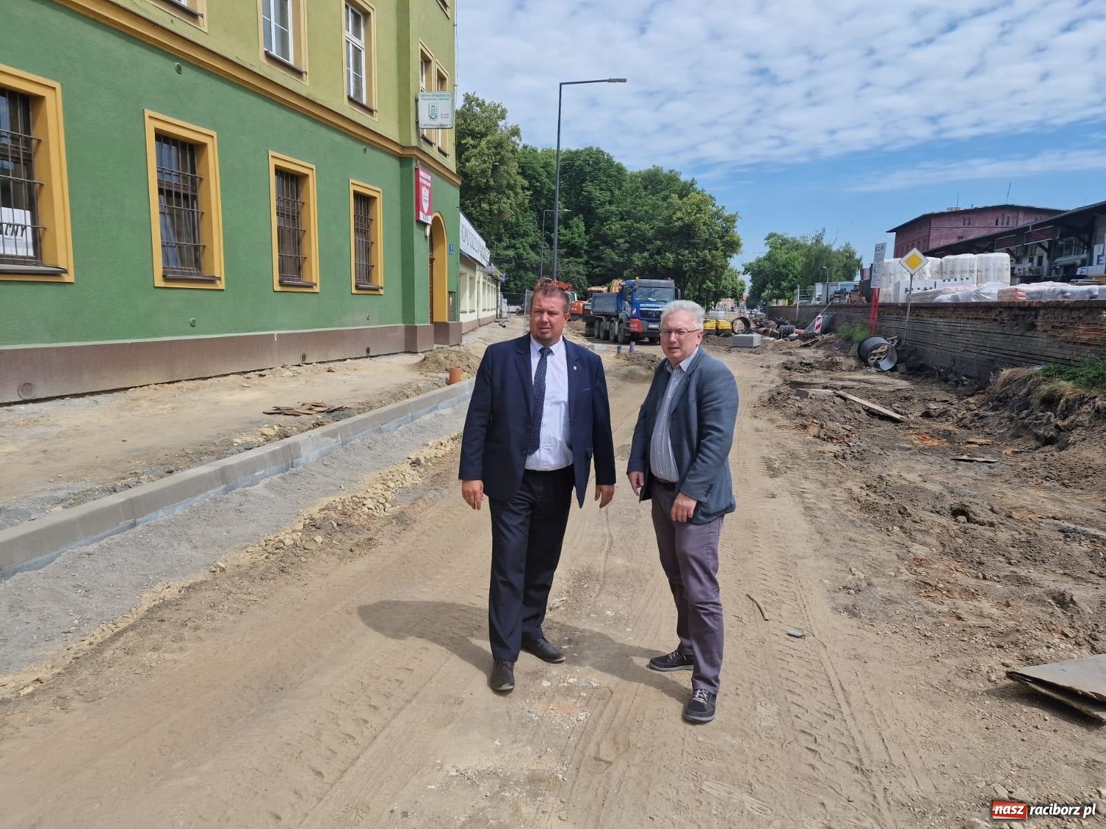 Zdjęcie w galerii na portalu naszraciborz.pl: Kolejowa zgodnie z planem. Robotnicy natrafili na stary kanał wiadomości z regionu