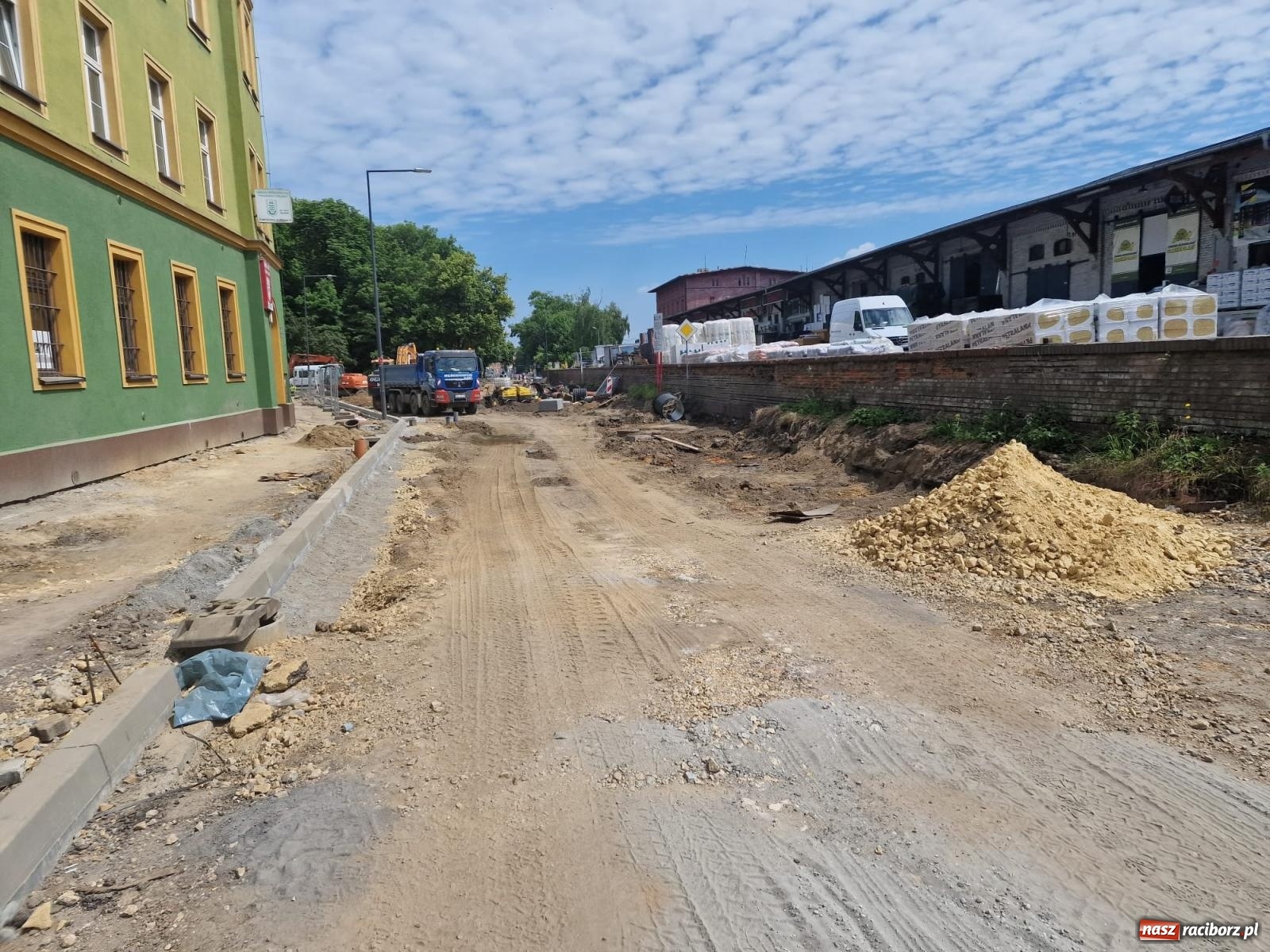 Zdjęcie w galerii na portalu naszraciborz.pl: Kolejowa zgodnie z planem. Robotnicy natrafili na stary kanał wiadomości z regionu