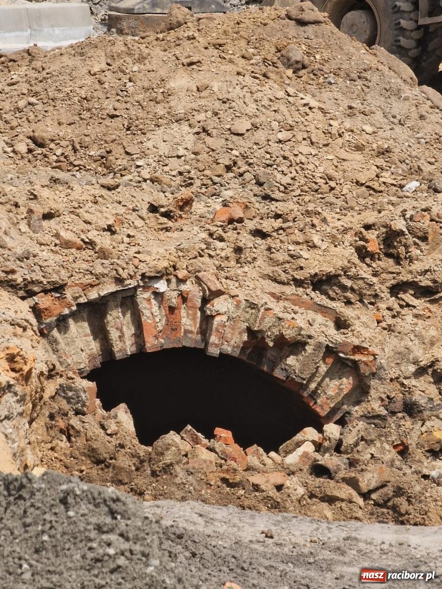 Zdjęcie w galerii na portalu naszraciborz.pl: Kolejowa zgodnie z planem. Robotnicy natrafili na stary kanał wiadomości z regionu