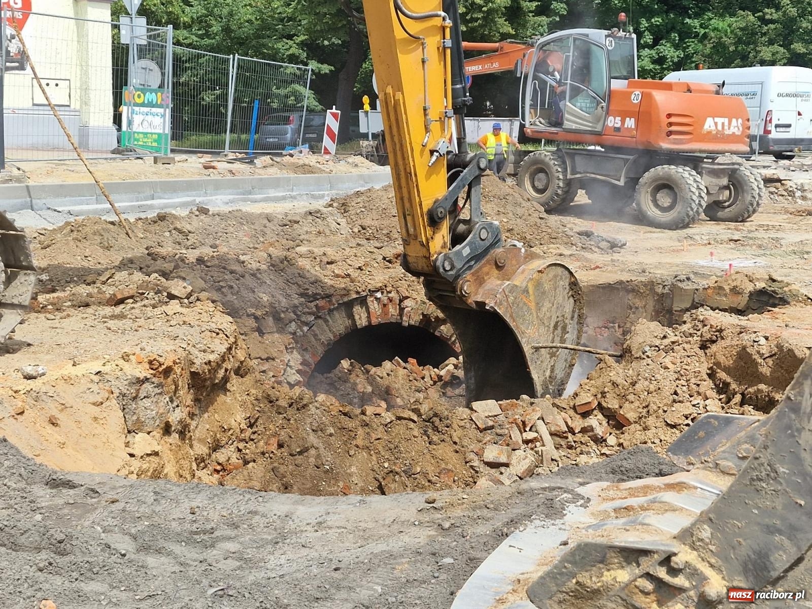 Zdjęcie w galerii na portalu naszraciborz.pl: Kolejowa zgodnie z planem. Robotnicy natrafili na stary kanał wiadomości z regionu