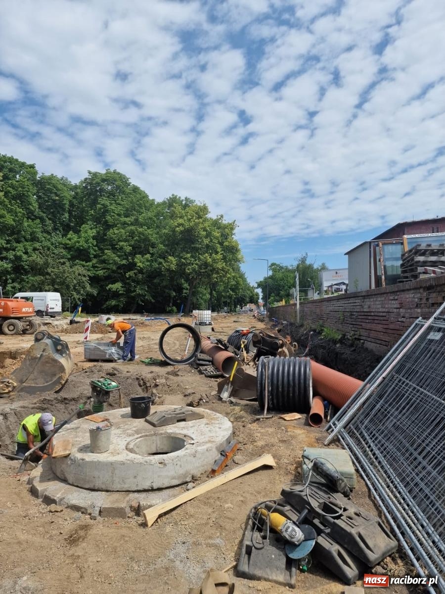 Zdjęcie w galerii na portalu naszraciborz.pl: Kolejowa zgodnie z planem. Robotnicy natrafili na stary kanał wiadomości z regionu