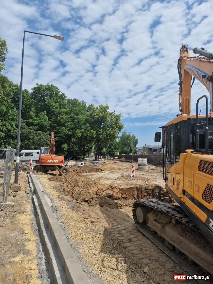 Zdjęcie w galerii na portalu naszraciborz.pl: Kolejowa zgodnie z planem. Robotnicy natrafili na stary kanał wiadomości z regionu