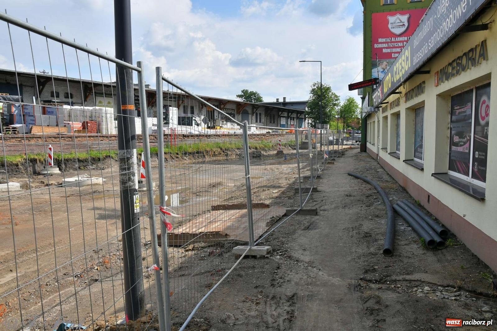 Zdjęcie w galerii na portalu naszraciborz.pl: Kolejowa zgodnie z planem. Robotnicy natrafili na stary kanał wiadomości z regionu