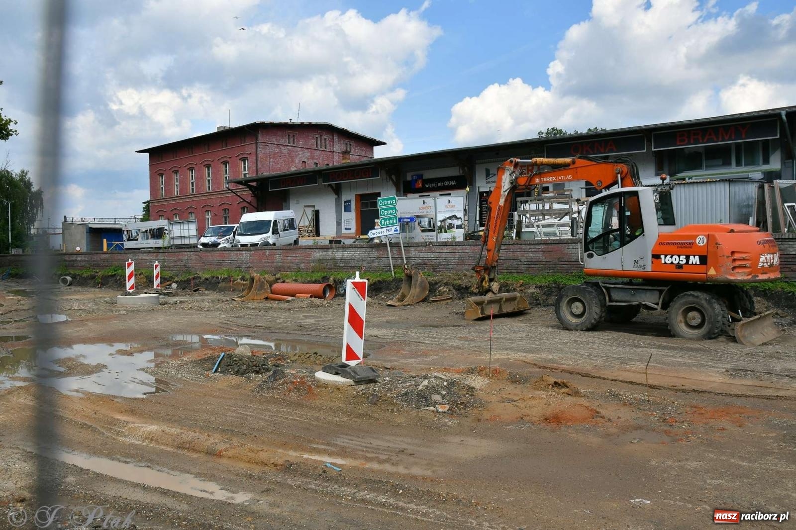 Zdjęcie w galerii na portalu naszraciborz.pl: Kolejowa zgodnie z planem. Robotnicy natrafili na stary kanał wiadomości z regionu