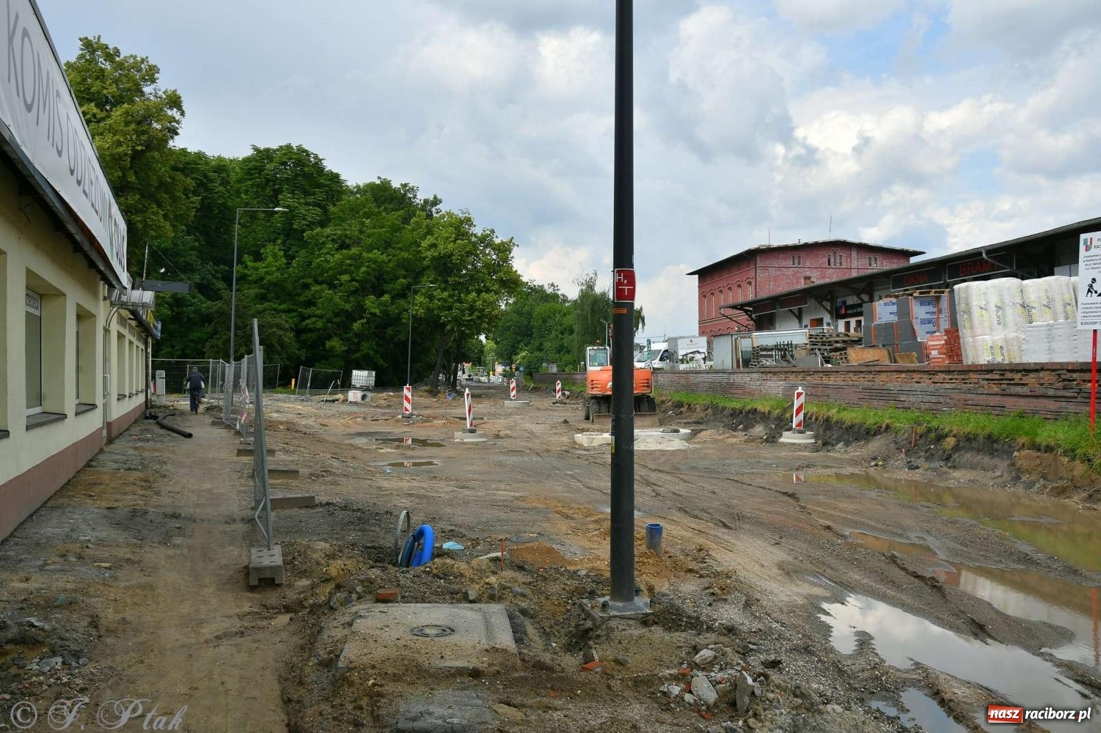 Zdjęcie w galerii na portalu naszraciborz.pl: Kolejowa zgodnie z planem. Robotnicy natrafili na stary kanał wiadomości z regionu