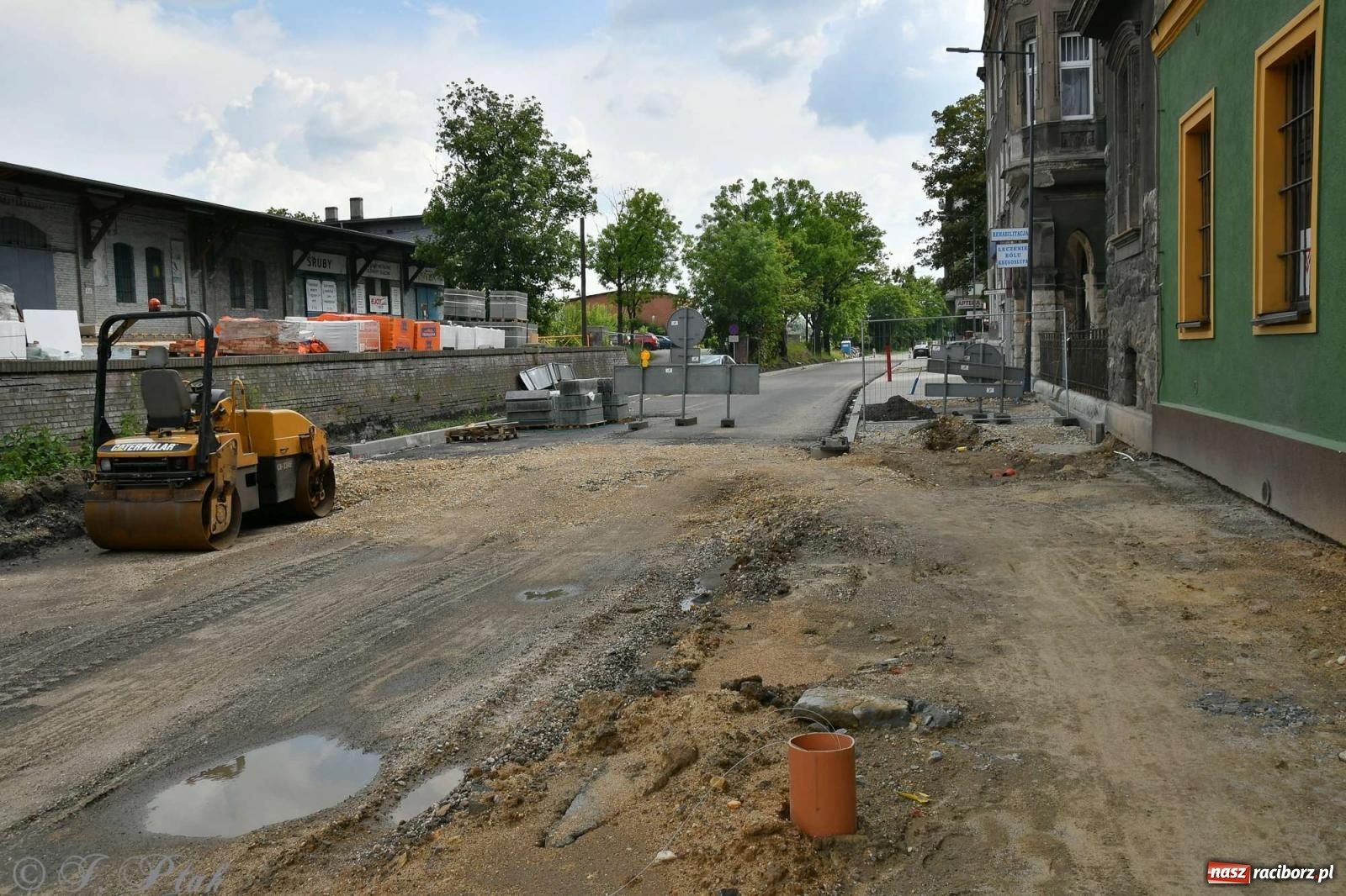 Zdjęcie w galerii na portalu naszraciborz.pl: Kolejowa zgodnie z planem. Robotnicy natrafili na stary kanał wiadomości z regionu
