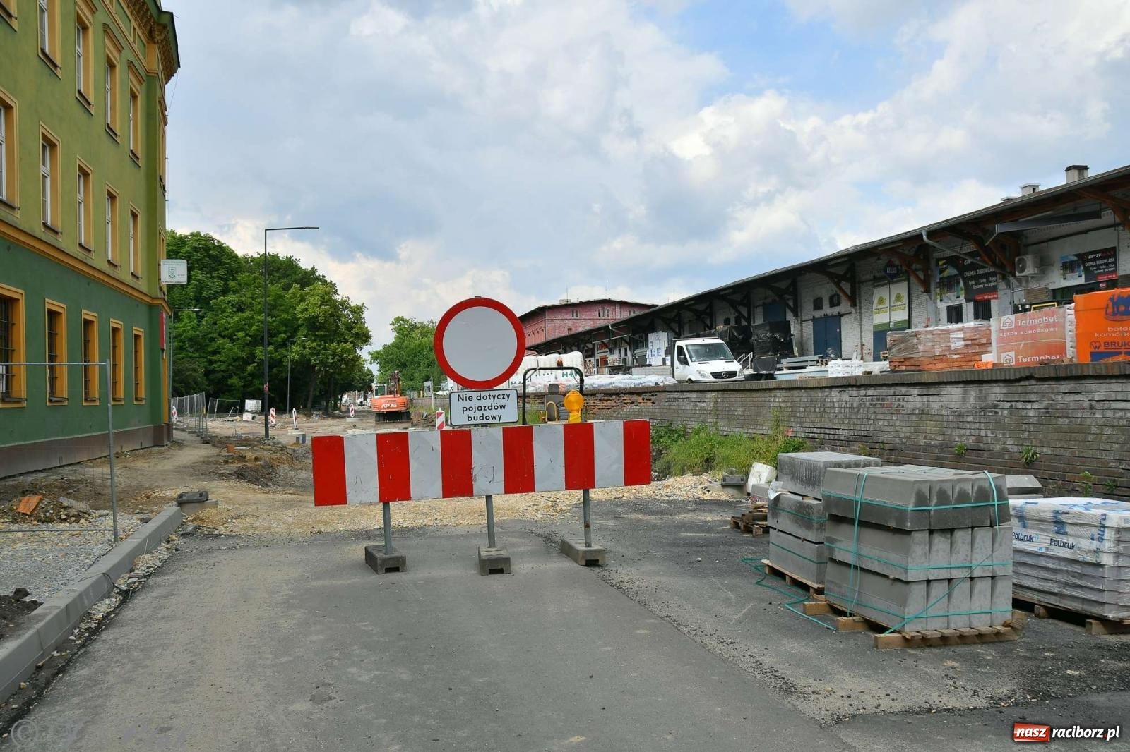 Zdjęcie w galerii na portalu naszraciborz.pl: Kolejowa zgodnie z planem. Robotnicy natrafili na stary kanał wiadomości z regionu