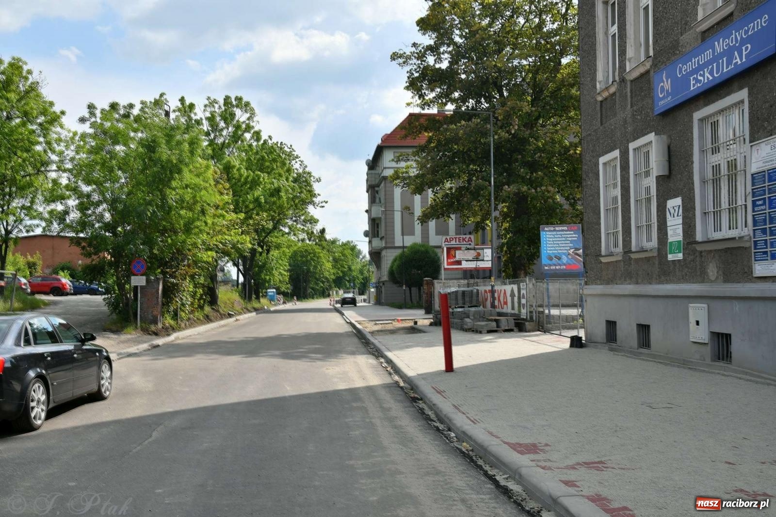 Zdjęcie w galerii na portalu naszraciborz.pl: Kolejowa zgodnie z planem. Robotnicy natrafili na stary kanał wiadomości z regionu