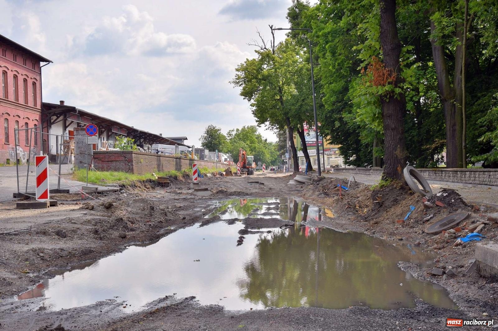 Zdjęcie w galerii na portalu naszraciborz.pl: Kolejowa zgodnie z planem. Robotnicy natrafili na stary kanał wiadomości z regionu