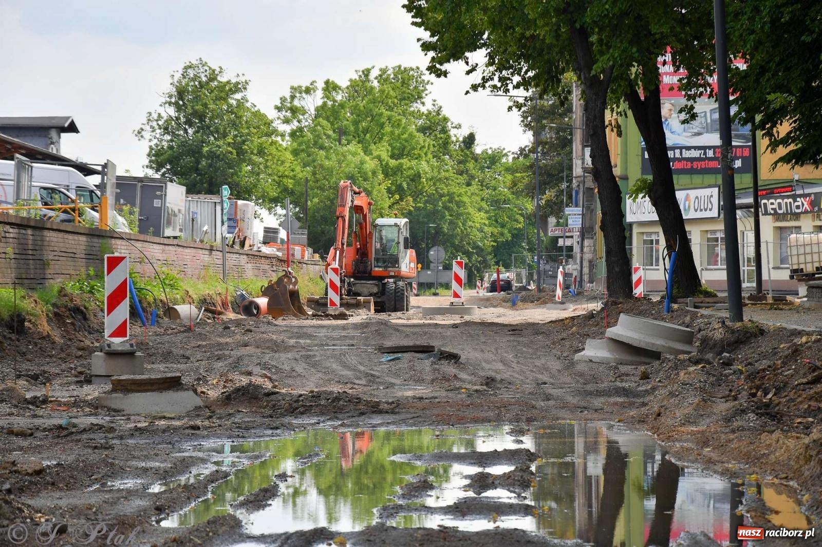 Zdjęcie w galerii na portalu naszraciborz.pl: Kolejowa zgodnie z planem. Robotnicy natrafili na stary kanał wiadomości z regionu