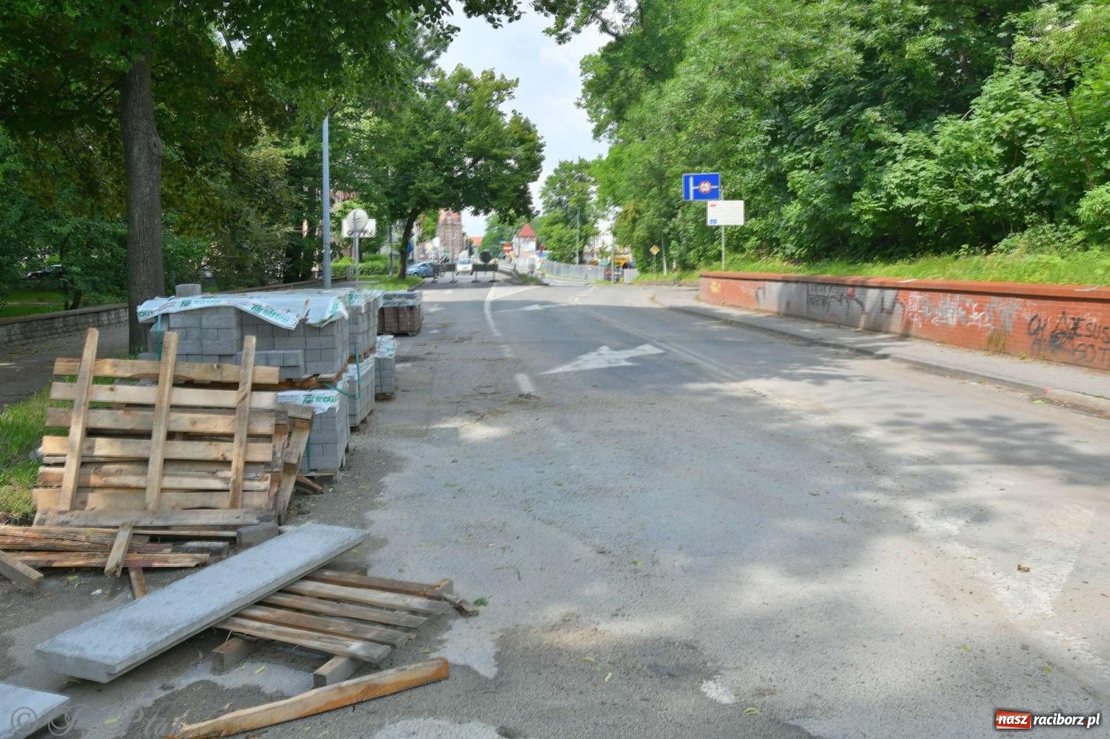 Zdjęcie w galerii na portalu naszraciborz.pl: Kolejowa zgodnie z planem. Robotnicy natrafili na stary kanał wiadomości z regionu