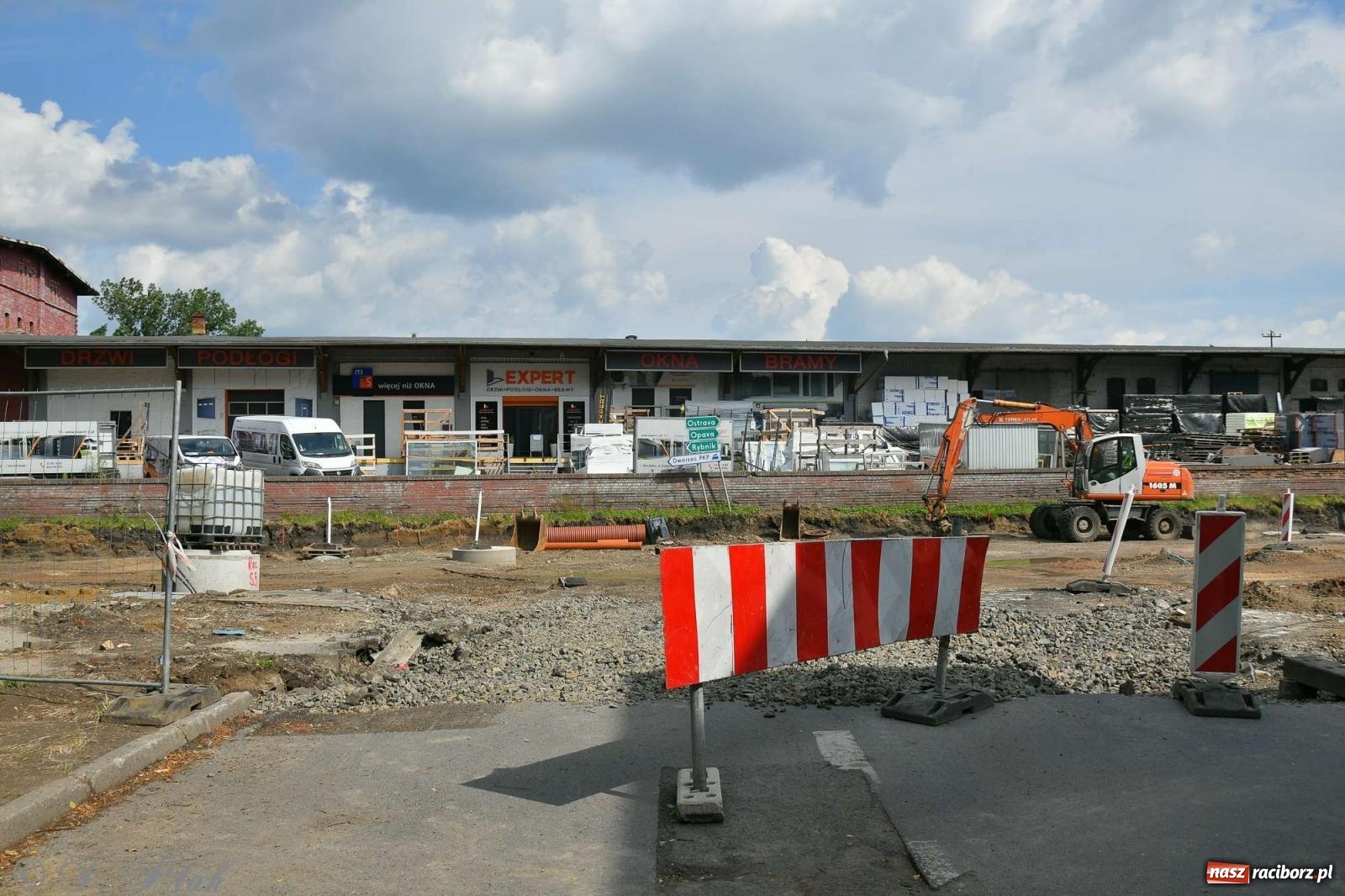 Zdjęcie w galerii na portalu naszraciborz.pl: Kolejowa zgodnie z planem. Robotnicy natrafili na stary kanał wiadomości z regionu