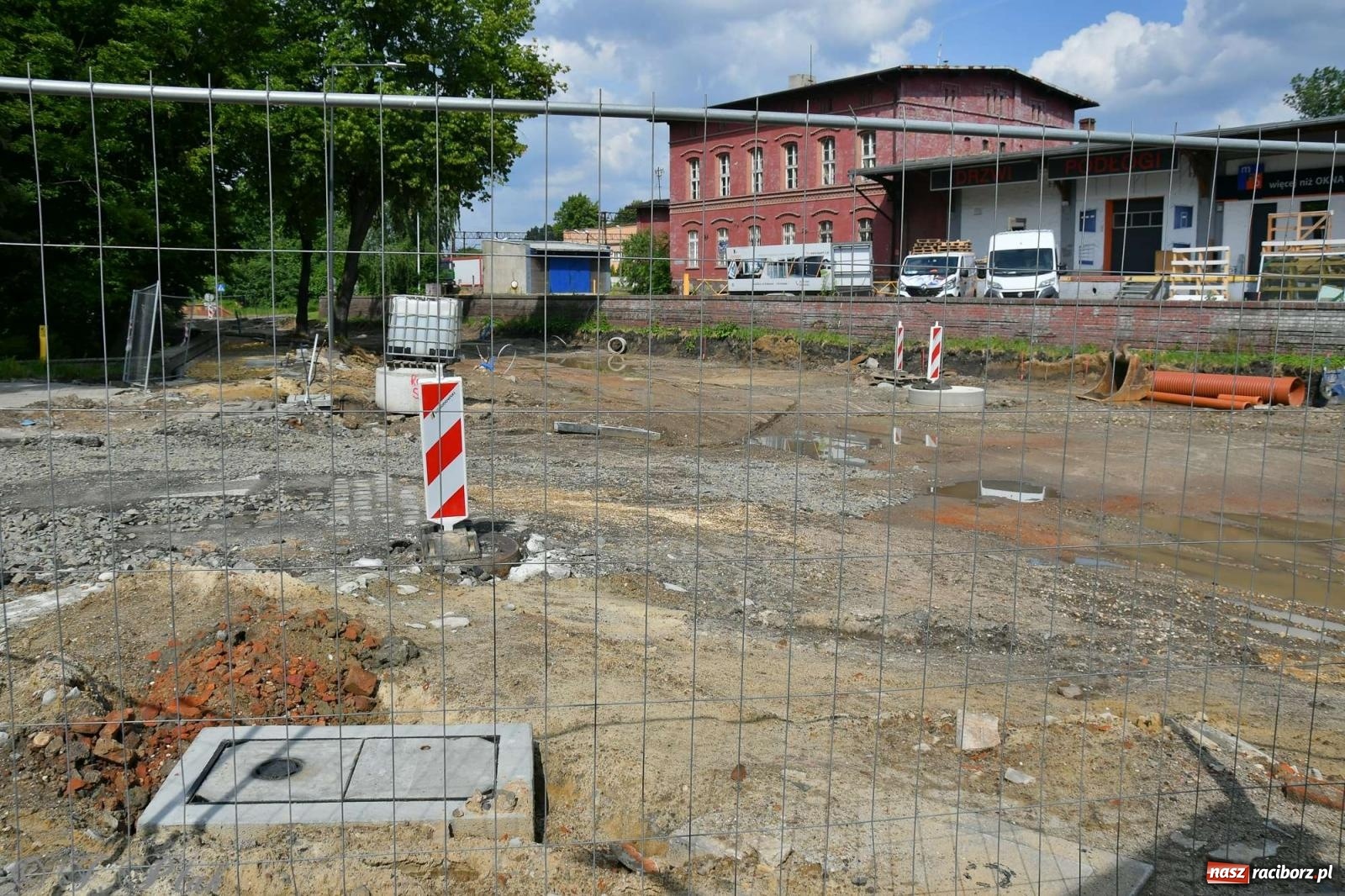 Zdjęcie w galerii na portalu naszraciborz.pl: Kolejowa zgodnie z planem. Robotnicy natrafili na stary kanał wiadomości z regionu
