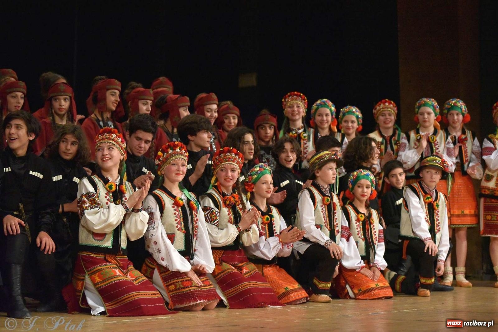 Zdjęcie w galerii na portalu naszraciborz.pl: Tseruli z Gruzji oraz Galicka Wiesiełka z Ukrainy na deskach RCK [FOTO i WIDEO] wiadomości z regionu