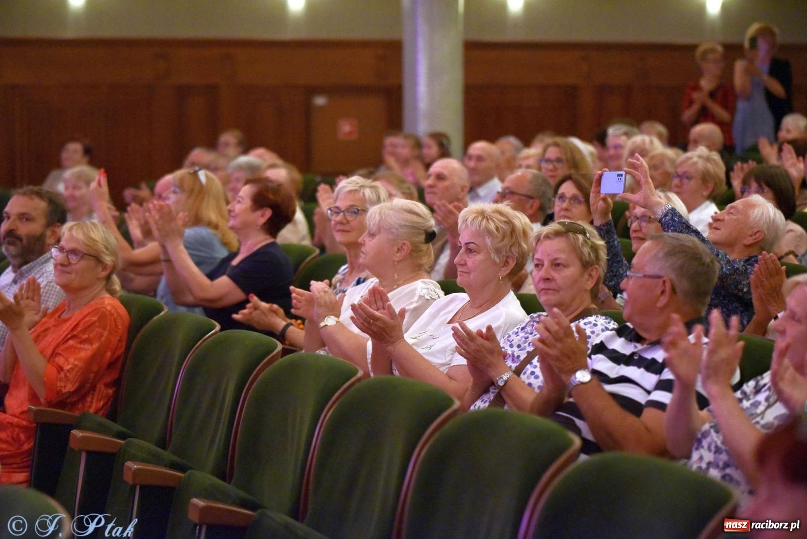 Zdjęcie w galerii na portalu naszraciborz.pl: Tseruli z Gruzji oraz Galicka Wiesiełka z Ukrainy na deskach RCK [FOTO i WIDEO] wiadomości z regionu