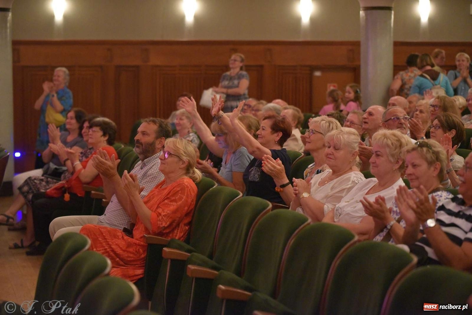 Zdjęcie w galerii na portalu naszraciborz.pl: Tseruli z Gruzji oraz Galicka Wiesiełka z Ukrainy na deskach RCK [FOTO i WIDEO] wiadomości z regionu