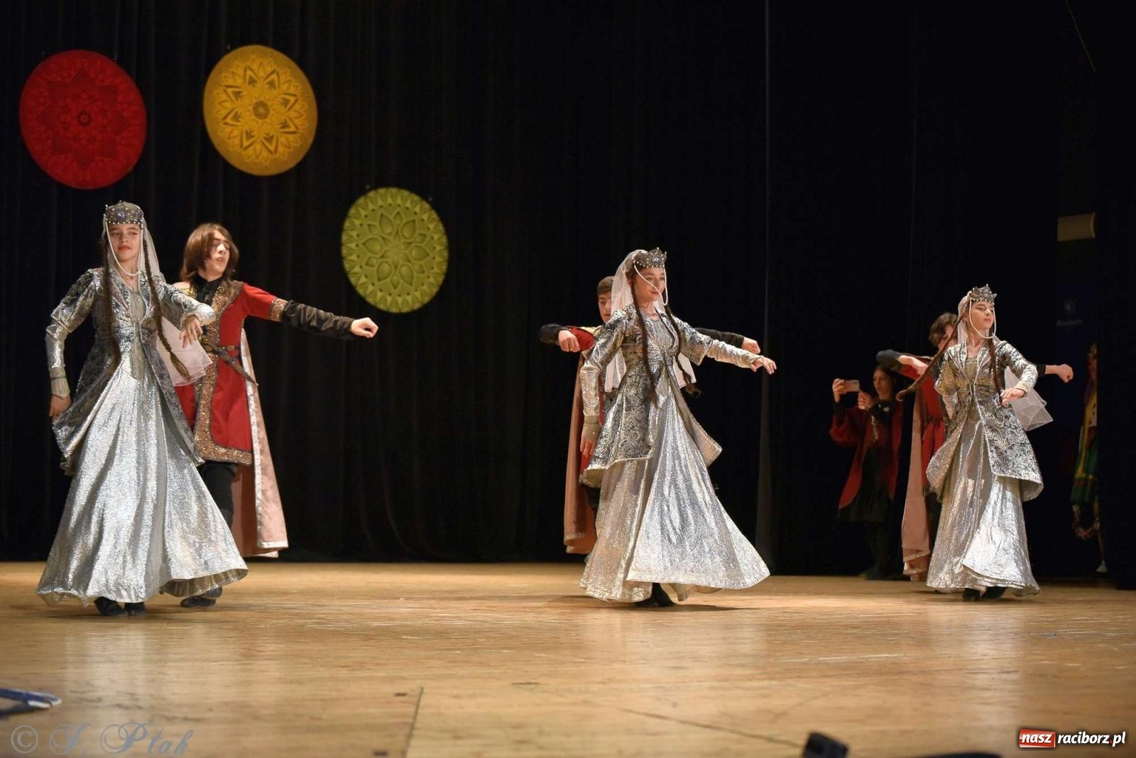 Zdjęcie w galerii na portalu naszraciborz.pl: Tseruli z Gruzji oraz Galicka Wiesiełka z Ukrainy na deskach RCK [FOTO i WIDEO] wiadomości z regionu