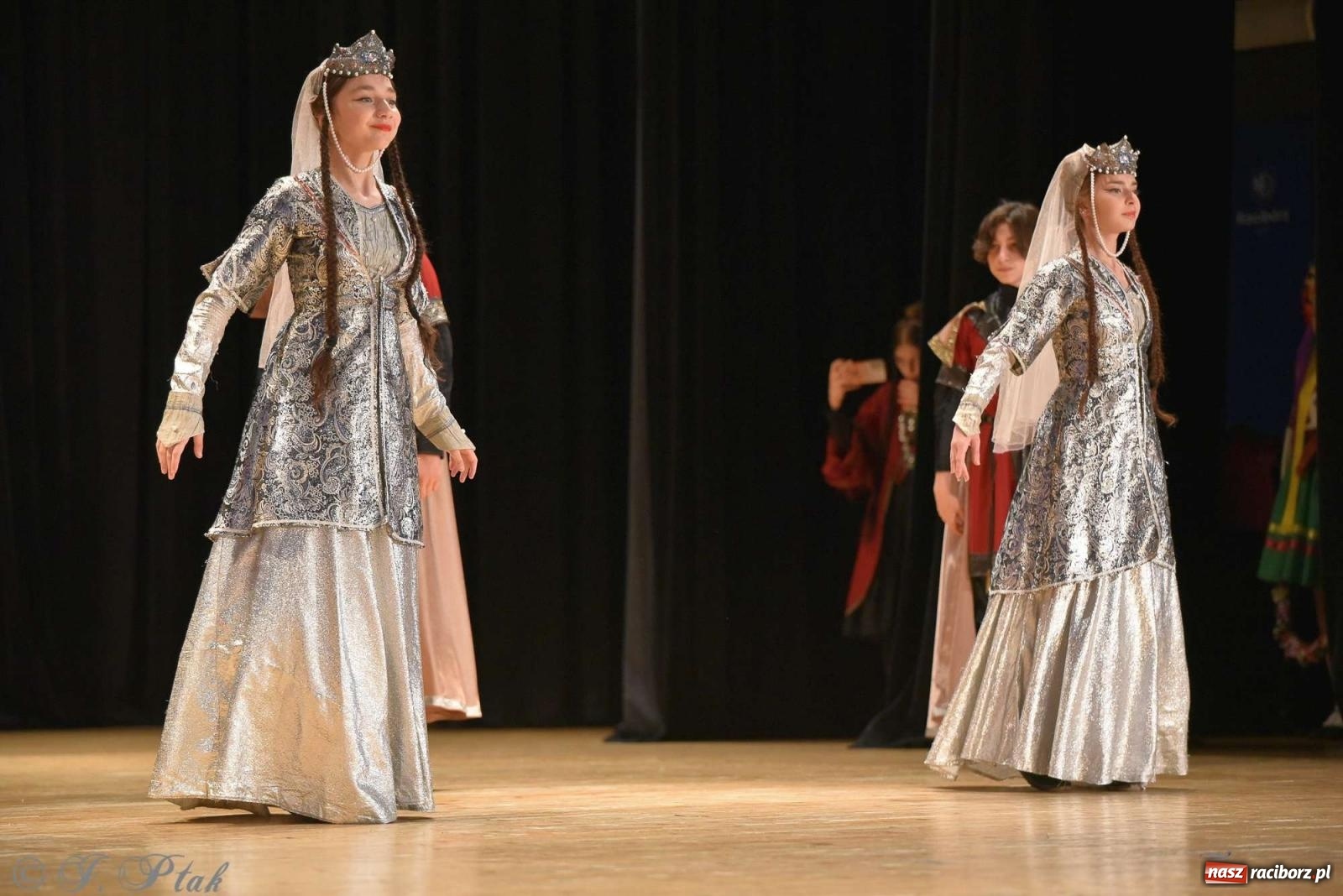 Zdjęcie w galerii na portalu naszraciborz.pl: Tseruli z Gruzji oraz Galicka Wiesiełka z Ukrainy na deskach RCK [FOTO i WIDEO] wiadomości z regionu