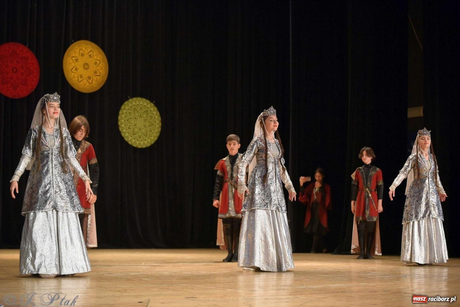 Zdjęcie w galerii na portalu naszraciborz.pl: Tseruli z Gruzji oraz Galicka Wiesiełka z Ukrainy na deskach RCK [FOTO i WIDEO] wiadomości z regionu