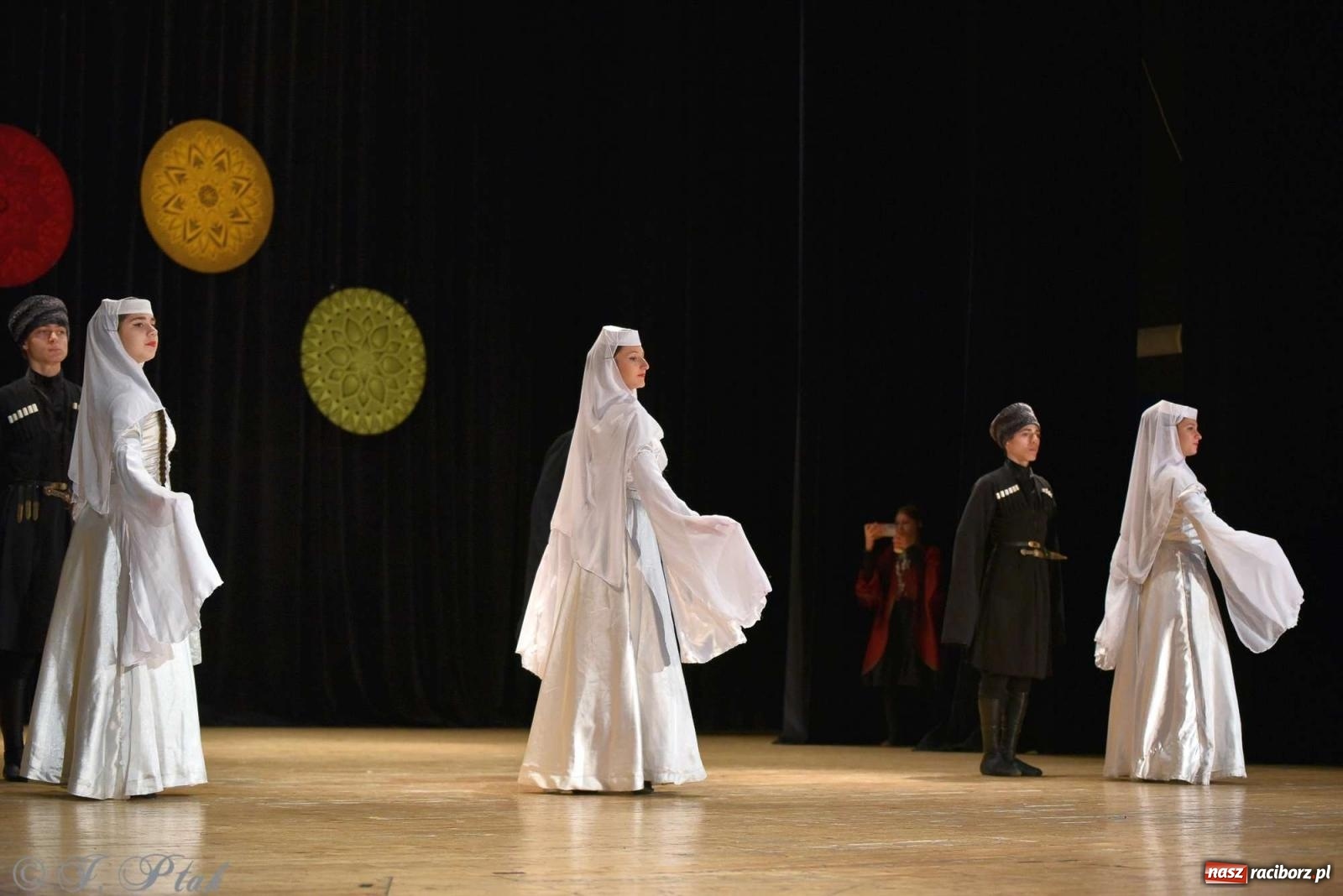 Zdjęcie w galerii na portalu naszraciborz.pl: Tseruli z Gruzji oraz Galicka Wiesiełka z Ukrainy na deskach RCK [FOTO i WIDEO] wiadomości z regionu