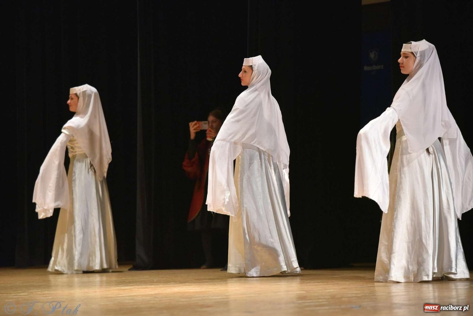 Zdjęcie w galerii na portalu naszraciborz.pl: Tseruli z Gruzji oraz Galicka Wiesiełka z Ukrainy na deskach RCK [FOTO i WIDEO] wiadomości z regionu