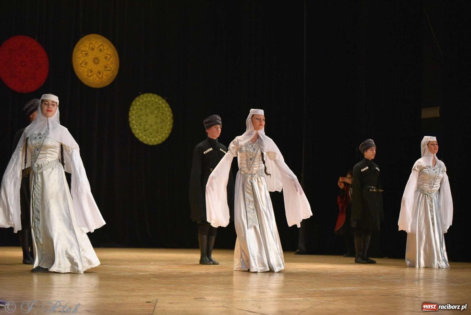 Zdjęcie w galerii na portalu naszraciborz.pl: Tseruli z Gruzji oraz Galicka Wiesiełka z Ukrainy na deskach RCK [FOTO i WIDEO] wiadomości z regionu