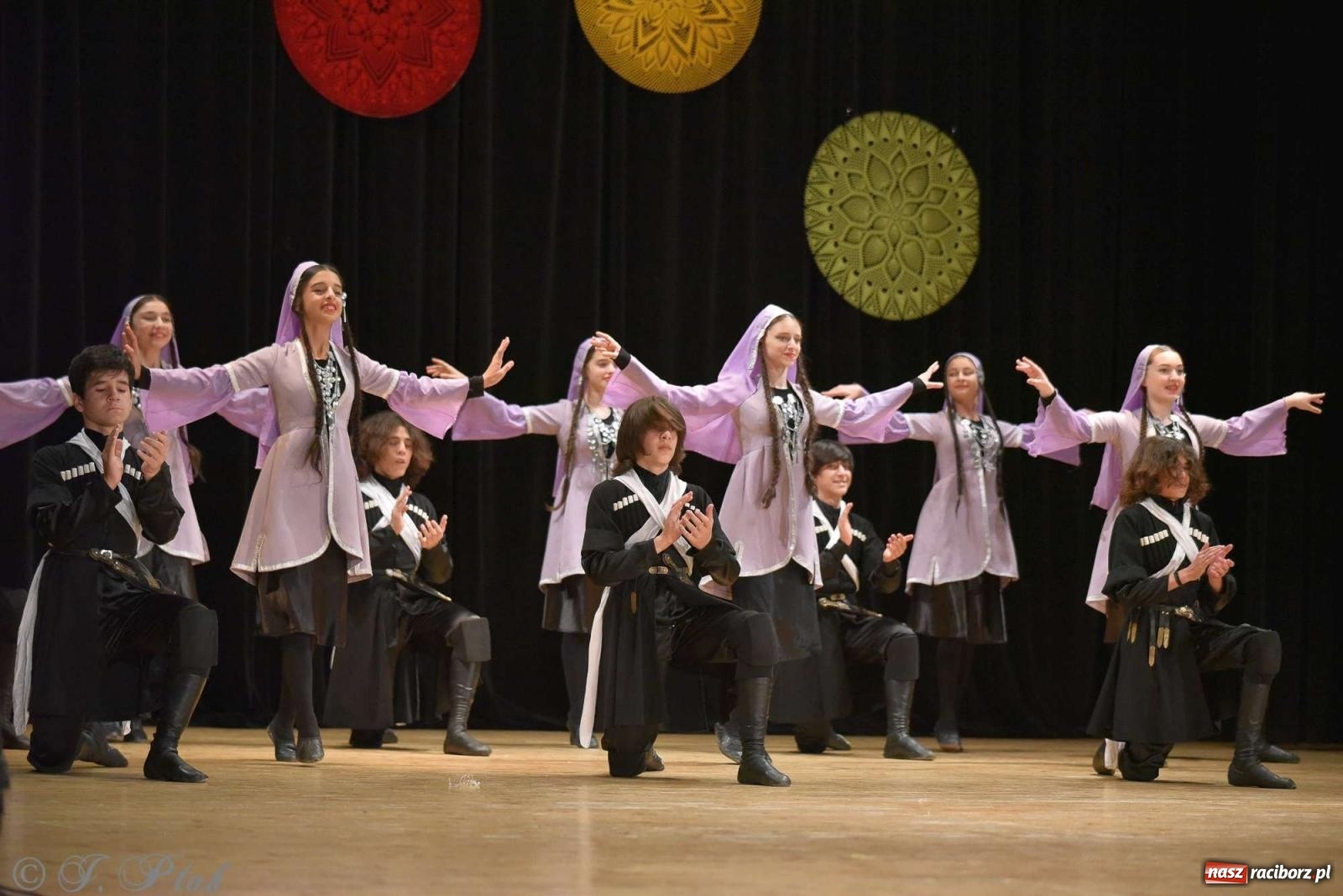 Zdjęcie w galerii na portalu naszraciborz.pl: Tseruli z Gruzji oraz Galicka Wiesiełka z Ukrainy na deskach RCK [FOTO i WIDEO] wiadomości z regionu