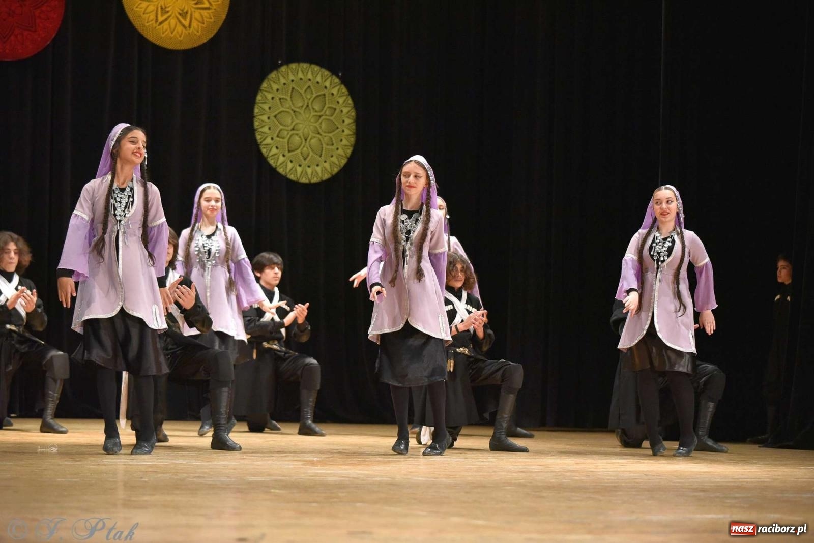 Zdjęcie w galerii na portalu naszraciborz.pl: Tseruli z Gruzji oraz Galicka Wiesiełka z Ukrainy na deskach RCK [FOTO i WIDEO] wiadomości z regionu