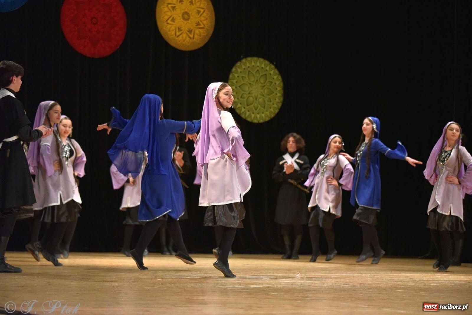 Zdjęcie w galerii na portalu naszraciborz.pl: Tseruli z Gruzji oraz Galicka Wiesiełka z Ukrainy na deskach RCK [FOTO i WIDEO] wiadomości z regionu