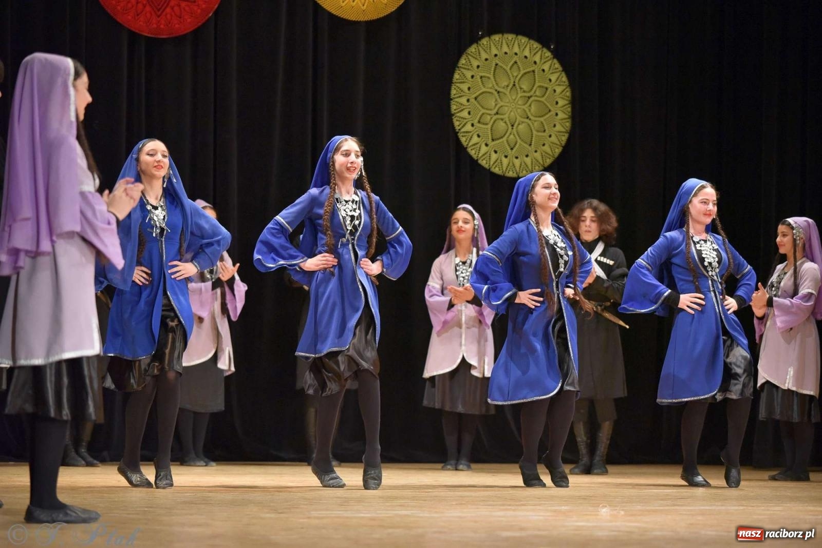 Zdjęcie w galerii na portalu naszraciborz.pl: Tseruli z Gruzji oraz Galicka Wiesiełka z Ukrainy na deskach RCK [FOTO i WIDEO] wiadomości z regionu