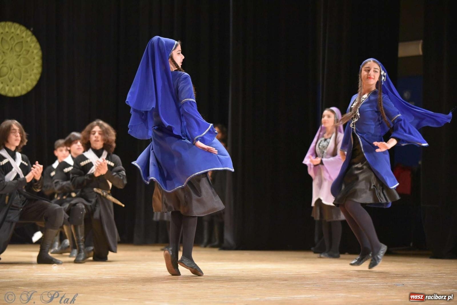 Zdjęcie w galerii na portalu naszraciborz.pl: Tseruli z Gruzji oraz Galicka Wiesiełka z Ukrainy na deskach RCK [FOTO i WIDEO] wiadomości z regionu