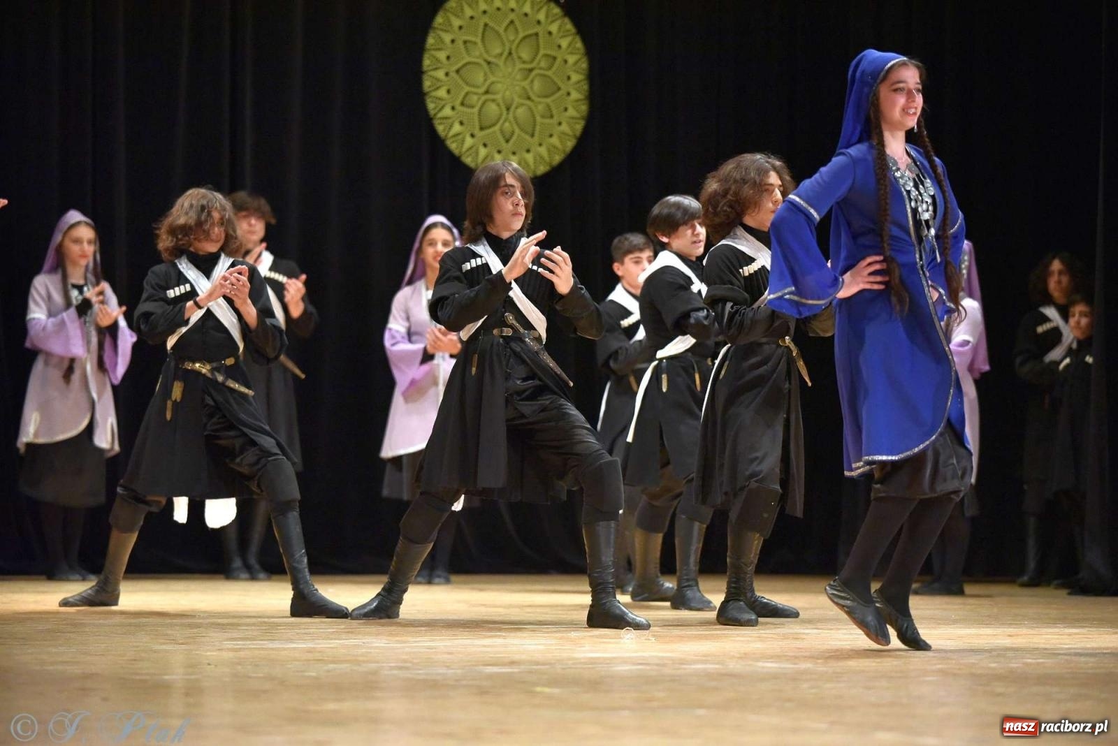 Zdjęcie w galerii na portalu naszraciborz.pl: Tseruli z Gruzji oraz Galicka Wiesiełka z Ukrainy na deskach RCK [FOTO i WIDEO] wiadomości z regionu