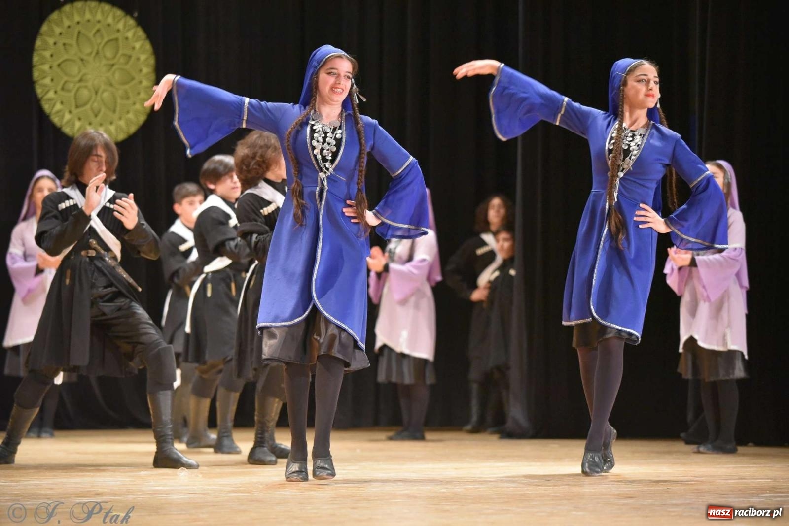 Zdjęcie w galerii na portalu naszraciborz.pl: Tseruli z Gruzji oraz Galicka Wiesiełka z Ukrainy na deskach RCK [FOTO i WIDEO] wiadomości z regionu