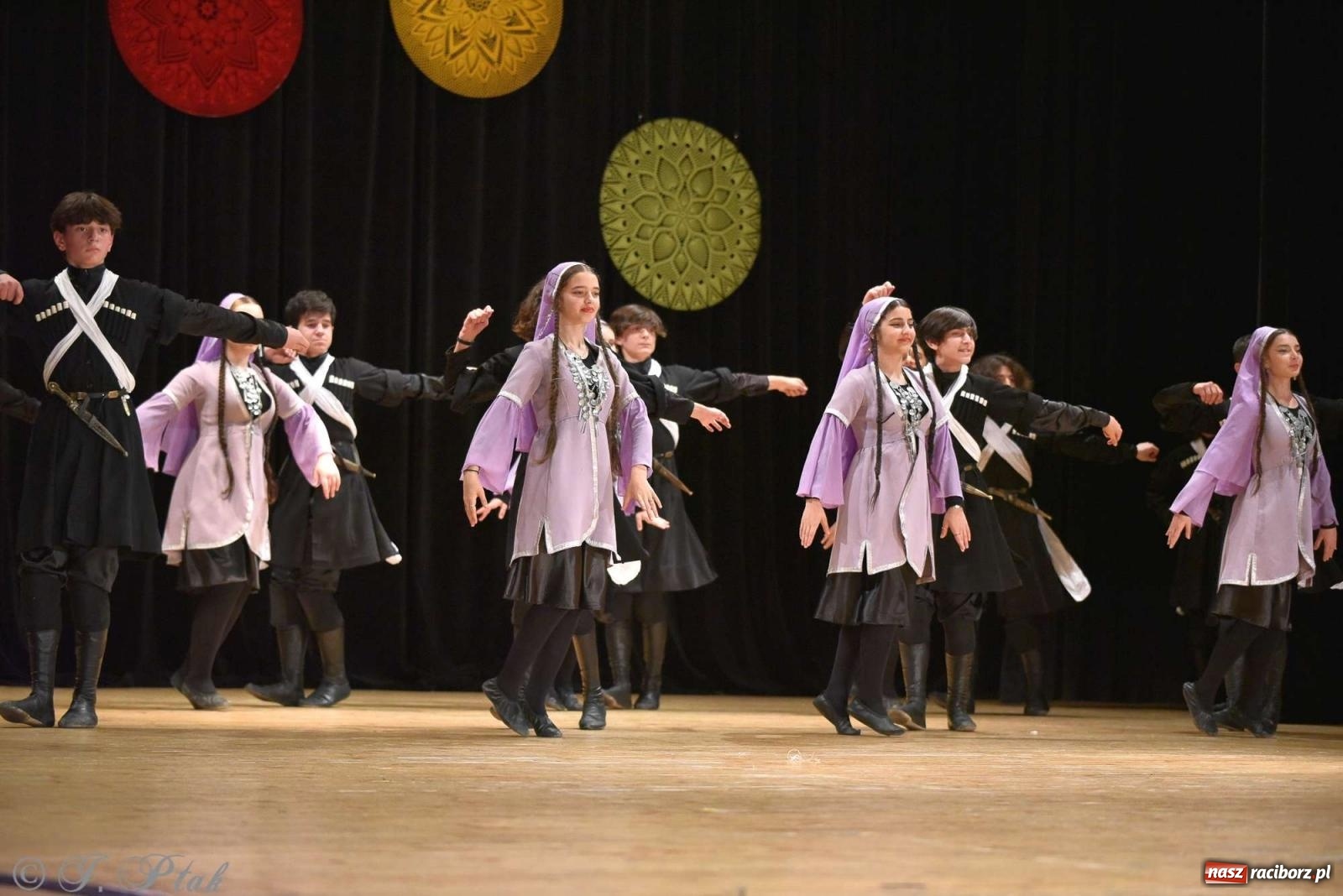 Zdjęcie w galerii na portalu naszraciborz.pl: Tseruli z Gruzji oraz Galicka Wiesiełka z Ukrainy na deskach RCK [FOTO i WIDEO] wiadomości z regionu